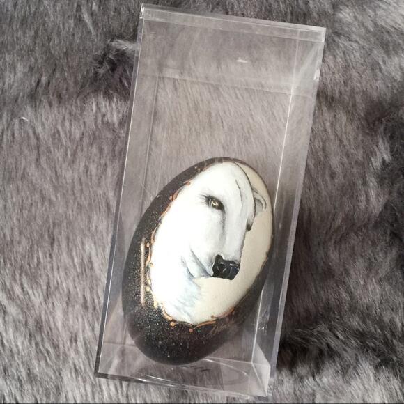 Polar bear painting on green emu egg - Picture 4 of 5